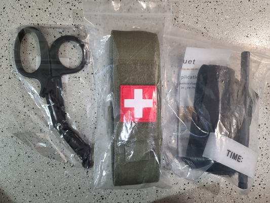 Pochette de garrot vert OD, avec cisailles de traumatologie et garrot rapide à une main.