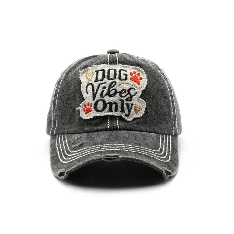 CHAPEAU DE STYLE VINTAGE « DOG VIBES SEULEMENT ».