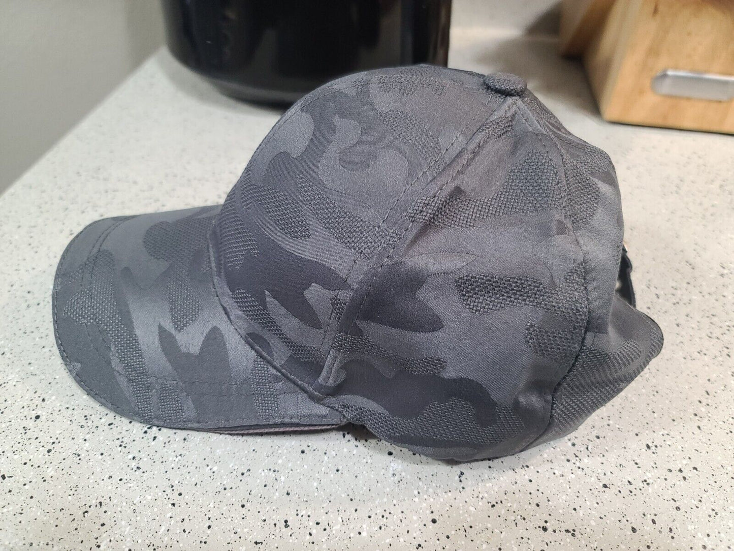 CASQUETTE DE BASEBALL CAMOUFLAGE GRIS OU NOIR.