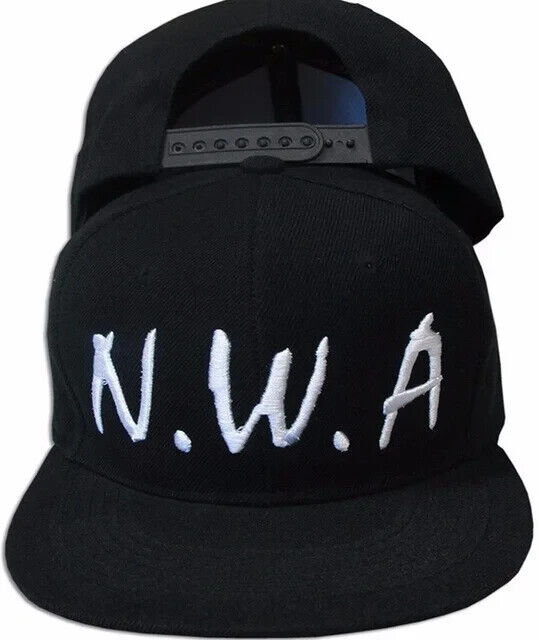 CHAPEAU PLAT À LARGE JANTE NWA.