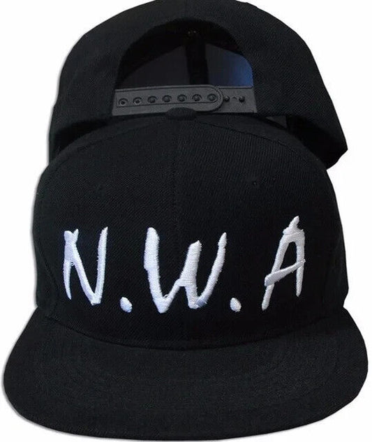 CHAPEAU PLAT À LARGE JANTE NWA.