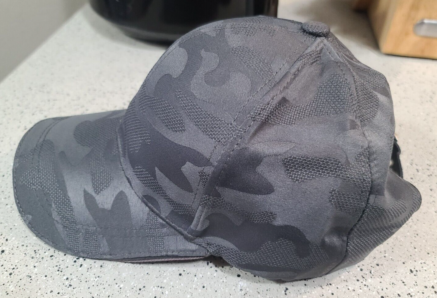 CASQUETTE DE BASEBALL CAMOUFLAGE GRIS OU NOIR.