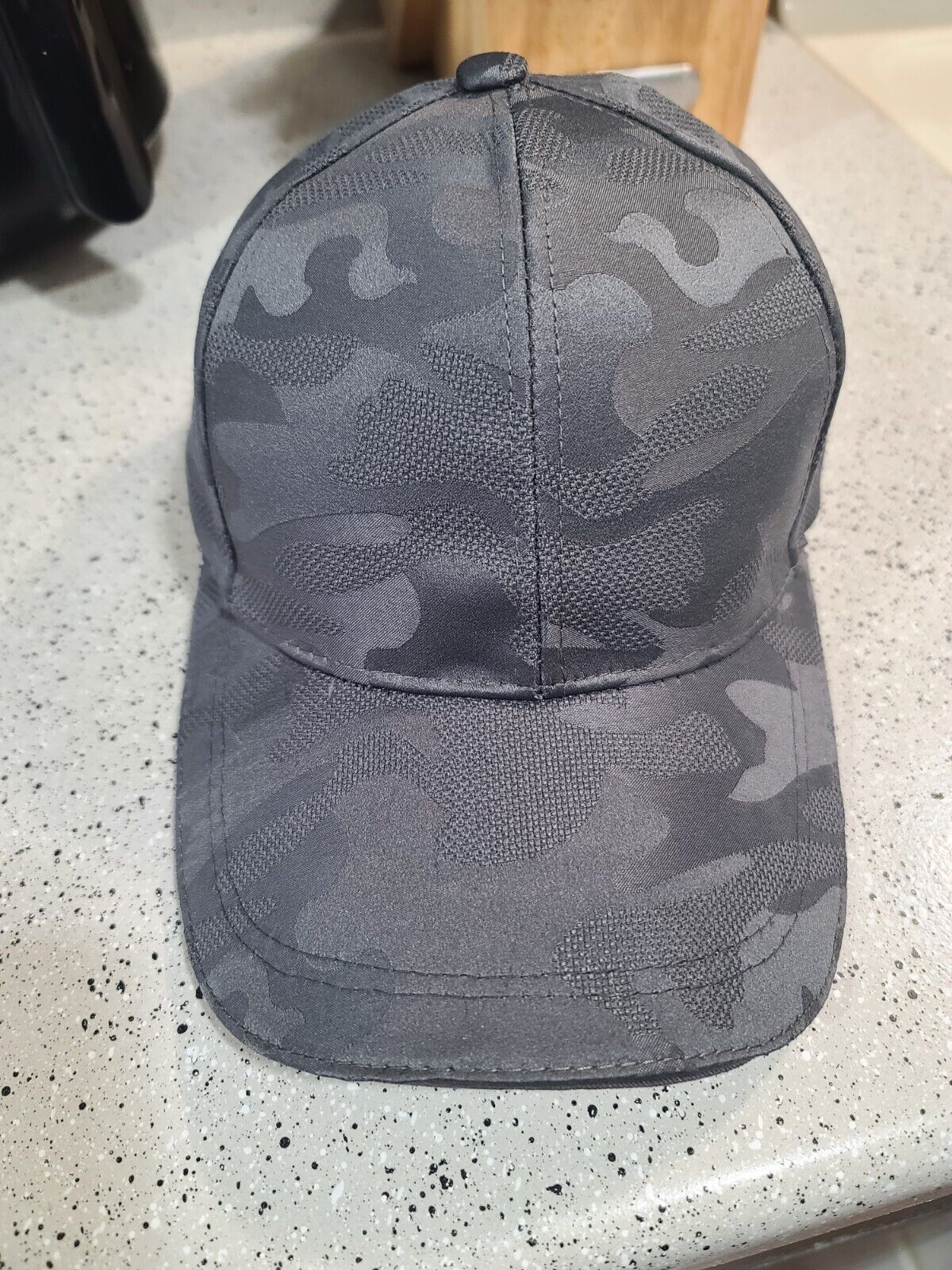 CASQUETTE DE BASEBALL CAMOUFLAGE GRIS OU NOIR.