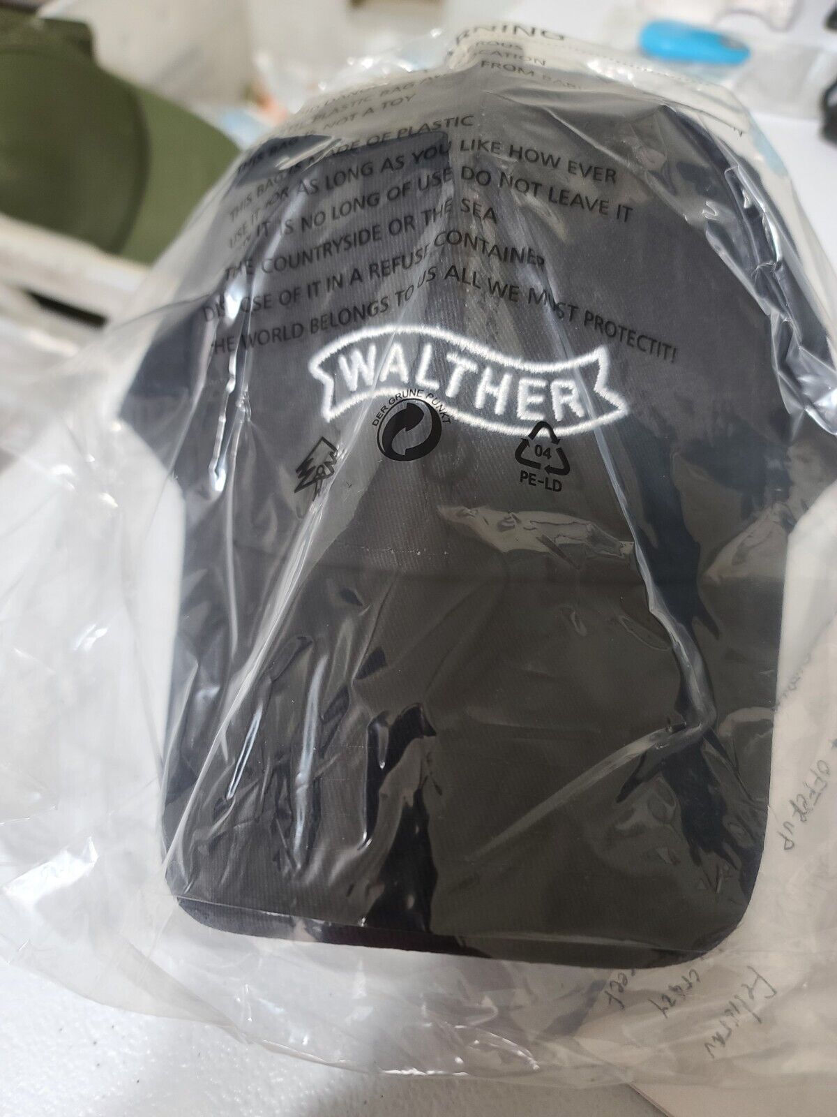 CHAPEAU NOIR DE STYLE WALTHER ARMS.