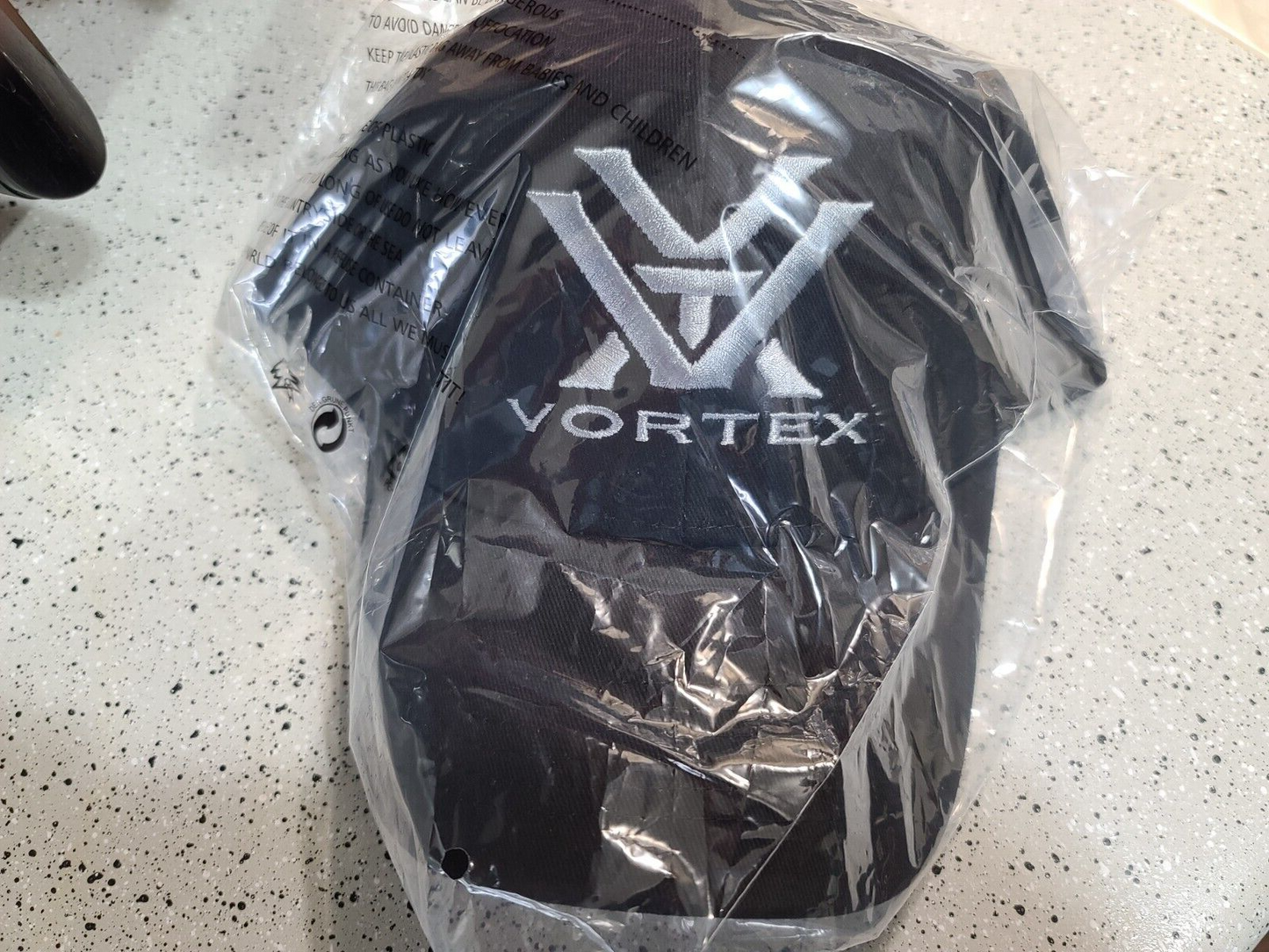 CASQUETTE NOIRE DE STYLE OPTIQUE VORTEX.