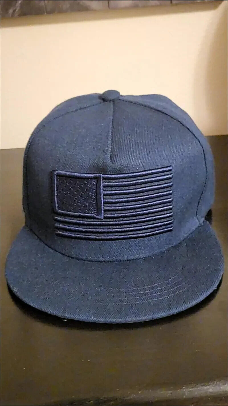 CHAPEAU DE STYLE CAMIONNIER EN MAILLE AMÉRICAINE NOIRE À LARGE JOUR